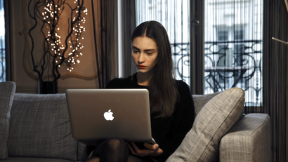 woman on apple laptop