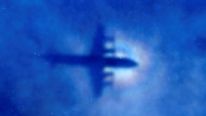 A New Zealand Air Force aircraft searches for MH370.