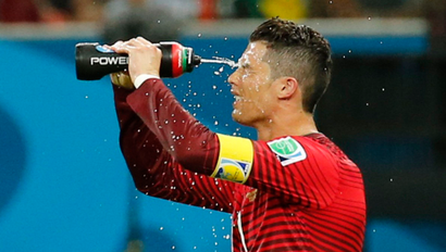Portugal's Cristiano Ronaldo takes a water break during the 2014 World Cup G soccer match between Portugal and the U.S. at the Amazonia arena in Manaus June 22, 2014. REUTERS/Siphiwe Sibeko (BRAZIL - Tags: TPX IMAGES OF THE DAY SOCCER SPORT WORLD CUP) TOPCUP - RTR3V661