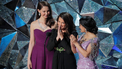 Ashley Judd, Annabella Sciorra and Salma Hayek speaking out about #TimesUp at the 90th Academy Awards.