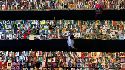 People browse books at a book stall in Petaling Jaya, outside Kuala Lumpur October 16, 2013. REUTERS/Samsul Said (MALAYSIA - Tags: SOCIETY BUSINESS MEDIA TPX IMAGES OF THE DAY) - GM1E9AG16J601