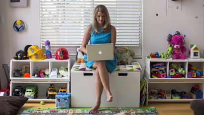 Chief executive of California-based social and educational group for parents Club MomMe Rachel Pitzel works at her home in Playa Vista, California, June 10, 2015. Picture taken June 10, 2015. To match Insight DISNEY-MOMS/ REUTERS/Mario Anzuoni - GF10000123604