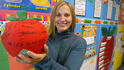 **FOR USE WITH AP LIFESTYLES** Second grade teacher Shannon Drizd holds a stuffed apple signed by students at Meadowview School in Grayslake, Ill., Friday, Nov. 2, 2007. (AP photo/Paul Beaty)