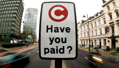 A congestion charge pay reminder sign is seen in London in this February 19, 2007 file photo. Fear of climate change and the need to find green alternatives to dirty coal, unpopular nuclear power and unreliable gas imports from Russia, are fuelling an embryonic movement in Europe to build "smart cities". To match feature ENERGY-CITIES/ REUTERS/Alessia Pierdomenico/Files (BRITAIN) - RTXBFOI
