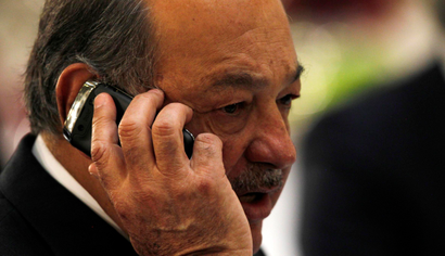 Mexican billionaire Carlos Slim speaks on his mobile phone during an official visit by Portugal's Prime Minister Pedro Passos Coelho at the National Palace in Mexico City October 16, 2013. REUTERS/Edgard Garrido (MEXICO - Tags: POLITICS HEADSHOT) - RTX14E2J