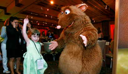 Young party goers dance with Emile the Rat after the premiere of the Pixar animated film "Ratatouille" in Hollywood, California, June 22, 2007. REUTERS/Mark Avery (UNITED STATES) - RTR1R23R
