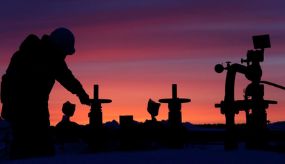 A worker checks the valve of an oil pipe at an oil field owned by Russian state-owned oil producer Bashneft near the village of Nikolo-Berezovka, northwest of Ufa, Bashkortostan, Russia January 28, 2015.