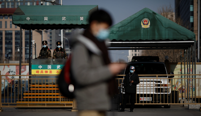 Paramilitary officers wearing face masks stand guard outside Beijing Railway Station as the country is hit by an outbreak of the new coronavirus, in Beijing, China January 30, 2020. REUTERS/Carlos Garcia Rawlins - RC27QE9EOKCU