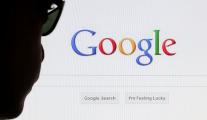 A computer user poses in front of a Google search page in this photo illustration taken in Brussels May 30, 2014. Google has taken the first steps to meet a European ruling that citizens can have objectionable links removed from Internet search results, a ruling that pleased privacy campaigners but raised fears that the right can be abused to hide negative information. REUTERS/Francois Lenoir (BELGIUM - Tags: POLITICS SCIENCE TECHNOLOGY) - RTR3RK9T