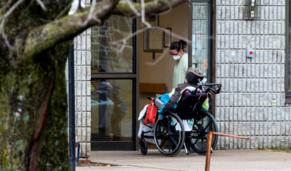 FILE PHOTO: A woman opens the door to a person in a wheelchair at Pinecrest Nursing Home after several residents died and dozens of staff were sickened due to coronavirus disease (COVID-19), in Bobcaygeon, Ontario, Canada March 30, 2020.