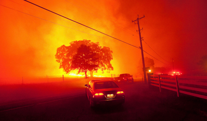 Residents flee as winds whip flames from the Morgan fire along Morgan Territory Road near Clayton, California in unincorporated Contra Costa County September 9, 2013. The blaze, burning in dense, dry scrub, grass and timber in and around Mount Diablo State Park, had scorched some 3,700 acres (1,500 hectares) by Monday afternoon, forcing the evacuation of about 100 homes at the edge of the town of Clayton. REUTERS/Noah Berger (UNITED STATES - Tags: DISASTER ENVIRONMENT SOCIETY TPX IMAGES OF THE DAY) - RTX13F8W