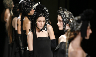 Models present creations by Japanese designer Yohji Yamamoto as part of the Autumn/Winter 2007/08 ready-to-wear fashion collection in Paris February 26, 2007. REUTERS/Pascal Rossignol (FRANCE) - GM1DURVTQYAA