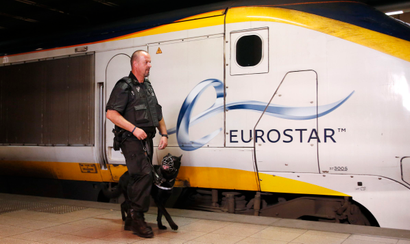 A security guard of Securail patrols with his dog on a platform at the Eurostar terminal at Brussels Midi/Zuid rail station August 29, 2013. REUTERS/Francois Lenoir (BELGIUM - Tags: CRIME LAW TRANSPORT) - RTX1303V