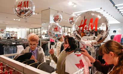 People shop at the Swedish fashion retailer Hennes &amp; Mauritz (H&amp;M) store on its opening day in central Moscow, Russia, May 27, 2017. REUTERS/Maxim Shemetov - RC110FF91010