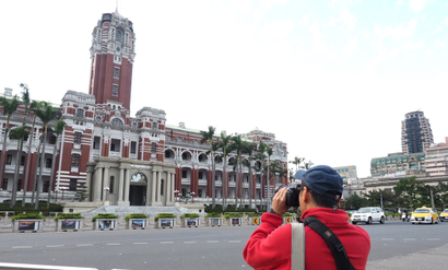A tourist photographs Taiwan's Presidential Office Building in Tapei, Taiwan, 30 November 2015.