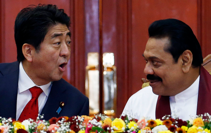 Japan's Prime Minister Shinzo Abe (L) talks with Sri Lankan President Mahinda Rajapaksa.