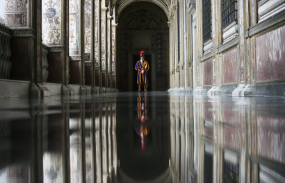 A Swiss guard stands guard at the Vatican April 7, 2016. REUTERS/Alessandro Di Meo/pool TPX IMAGES OF THE DAY - RTSDZOP