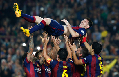 Barcelona's Lionel Messi celebrates his second goal with teammates during their Spanish first division soccer match against Sevilla at Nou Camp stadium in Barcelona November 22, 2014. Messi set a La Liga scoring record of 253 goals when he netted a hat-trick in Saturday's 5-1 win at home to Sevilla. REUTERS/Gustau Nacarino (SPAIN - Tags: SPORT SOCCER) - RTR4F6G3
