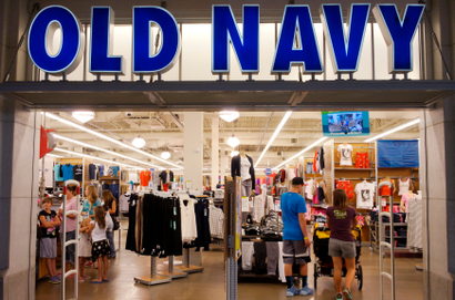 Shoppers enter the Old Navy store in Broomfield, Colorado August 22, 2014. Apparel retailer Gap Inc raised its full-year profit forecast, encouraged by strong sales of its lower-priced Old Navy clothes, and said it would open 40 stores in India as part of its strategy to expand in emerging markets. REUTERS/Rick Wilking (UNITED STATES - Tags: BUSINESS TEXTILE FASHION) - GM1EA8N0BEZ01