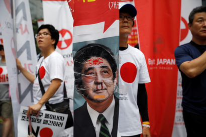 South Koreans protesting against Japan