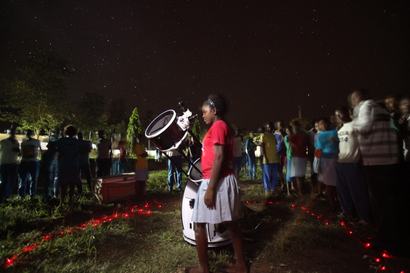 A student at Chumani High School looks through the telescope