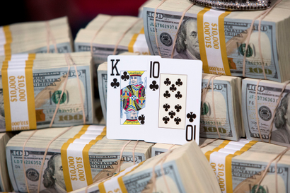 Qui Nguyen's cards are displayed on stacks of cash after Nguyen, of Las Vegas, won the World Series of Poker Main Event in Las Vegas, Nevada, U.S. November 2, 2016. REUTERS/Las Vegas Sun/Steve Marcus - D1BEUKMVPFAA