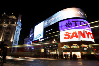 The Piccadilly Circus is pictured before Earth Hour in London March 28, 2009. More than 80 countries have signed up for Earth Hour on Saturday in which homes, office towers and landmarks will turn off their lights from 8.30 pm local time to raise awareness about climate change and the threat from rising greenhouse gas emissions. REUTERS/Stephen Hird (BRITAIN ENVIRONMENT SOCIETY CITYSCAPE) - RTXDCCO