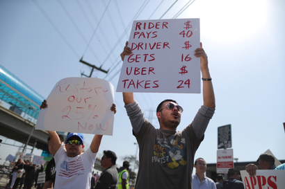 Striking Uber and Lyft drivers protest Uber's decision to cut per-mile pay from 80 cents to 60 cents, outside the Uber Hub in Redondo Beach, California, U.S., March 25, 2019. REUTERS/Lucy Nicholson - RC1B982A0D00