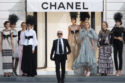 German designer Karl Lagerfeld (C) appears at the end of the spring/summer 2009 women's ready-to-wear show he presented for French fashion house Chanel in Paris October 3, 2008.