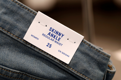 A clothing tag of a skinny ankle jean.