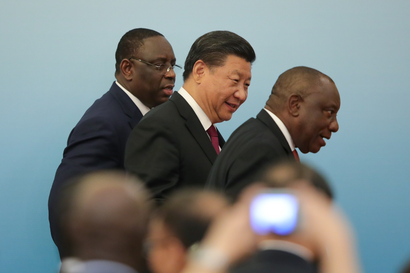 Chinese President Xi Jingping (C) with South African President Cyril Ramaphosa (R) and Senegalese President Macky Sall (L)