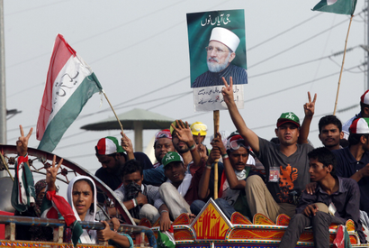 Supporters of Muhammad Tahirul Qadri, Sufi cleric and leader of political party Pakistan Awami Tehreek (PAT) gesture as they begin their march toward the capital from Lahore August 14, 2014. Thousands of anti-government protesters began to march on the Pakistani capital, Islamabad, on Thursday from the eastern city of Lahore, raising fears about political stability and prospects for civilian rule in the nuclear-armed country. Two protest groups - one led by cricketer-turned-opposition politician Imran Khan, and the other by activist cleric Tahir ul-Qadri - are heading to the capital to demand that a government they condemn as corrupt steps down. REUTERS/Mohsin Raza (PAKISTAN - Tags: POLITICS CIVIL UNREST) - RTR42FAZ