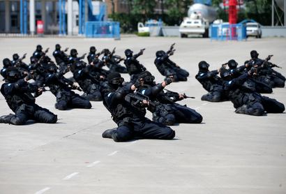 Police officers practice during a drill ahead of their peacekeeping assignment in Liberia, in Langfang, Hebei province, May 4, 2014.