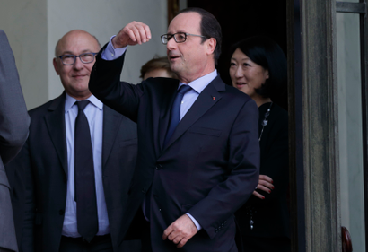 French President Francois Hollande (C), Culture minister Fleur Pellerin (R) and Finance minister Michel Sapin (L) leave after a lunch with 2014 economics Nobel Prize winner Jean Tirole at the Elysee Palace in Paris, November 12, 2014. REUTERS/Philippe Wojazer (FRANCE - Tags: POLITICS) - RTR4DVGR