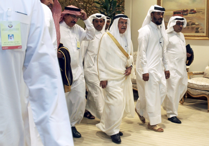 Saudi Arabia's Oil Minister Ali al-Naimi arrives to a meeting between OPEC and non-OPEC oil producers, in Doha, Qatar April 17, 2016.