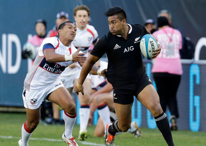 The New Zealand All Blacks outside back Julian Savea, right, runs with the ball as he looks to a pass against the USA Eagles' Shalom Suniula during the second half of the International Test Rugby Match in Chicago, Saturday, Nov. 1, 2014. New Zealand All Blacks won 74-6. (AP Photo/Nam Y. Huh)
