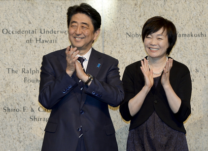 Japan's Prime Minister Shinzo Abe (L) and his wife Akie Abe applaud during a reception at the Japanese American National Museum in Los Angeles