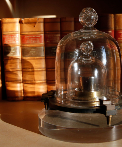 A photograph of the International Prototype Kilogram inside of its double-glass-domed case.