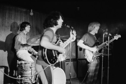 La banda de rock estadounidense The Grateful Dead actuó en el escenario en 1970. La foto es en blanco y negro.