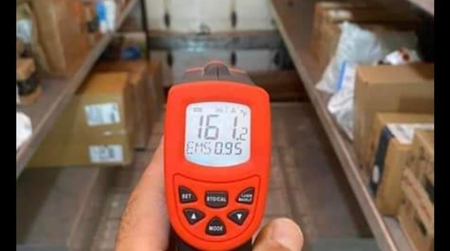 Um medidor de temperatura é exibido em um veículo de entrega de pacotes e lê 161 graus F. 