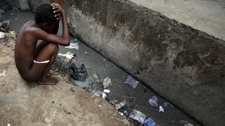 A Nigerian child squats by an open sewer in the neighbourhood of Isale-Eko in central Lagos, April 14, 2007. With unrivalled funds and powers of incumbency, analysts say Nigeria&#039;s People&#039;s Democratic Party should coast to victory in elections that began in Africa&#039;s most populous nation on Saturday. But endemic corruption, failure to deliver basic services and deteriorating security have boosted the chances of the opposition in many states. REUTERS/Finbarr O&#039;Reilly