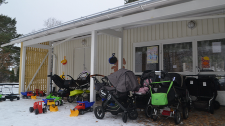 Strollers in front of the Kotikolo family cafe