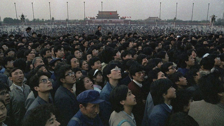 Tens of thousands of students and citizens crowd Beijing&#039;s Tiananmen Square on April 21, 1989.