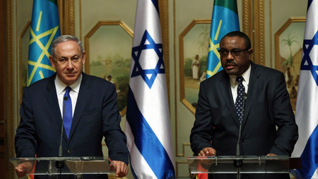 Israeli Prime Minister Benjamin Netanyahu (L) and his Ethiopian counterpart Hailemariam Desalegn at the National Palace in Addis Ababa.