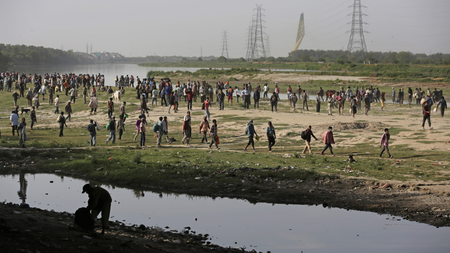 Migrants at Yamuna river bank in Delhi