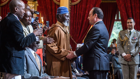 French President Francois Hollande (C-R)shakes hands with veterans during a ceremony to award French citizenship to former Senegalese riflemen veterans at the Elysee Palace in Paris, France, 15 April 2017.