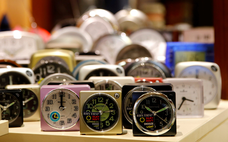 Clocks are displayed for sale in a watchmaker&#039;s store
