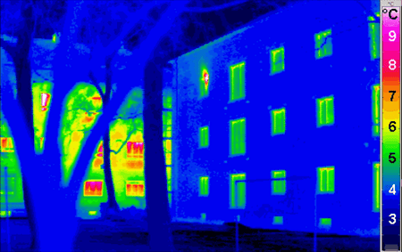 A heat map of a Passivhaus home next to a traditional home