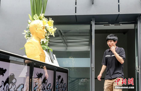 A golden bust of Steve Jobs displayed at a Shanghai Company