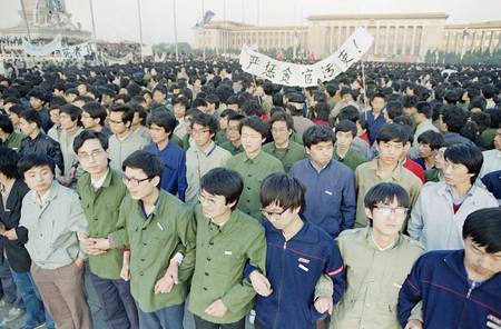 Chinese students link arms in solidarity at dawn on Saturday, April 22, 1989 in Beijing’s Tiananmen Square after spending the night there in order to be on hand for memorial services for the late purged party chief Hu Yaobang. The students defied warnings against demonstrating and gathered by the tens of thousands forcing officials to back down and allow them to stay. (AP Photo/Sadayuki Mikami)